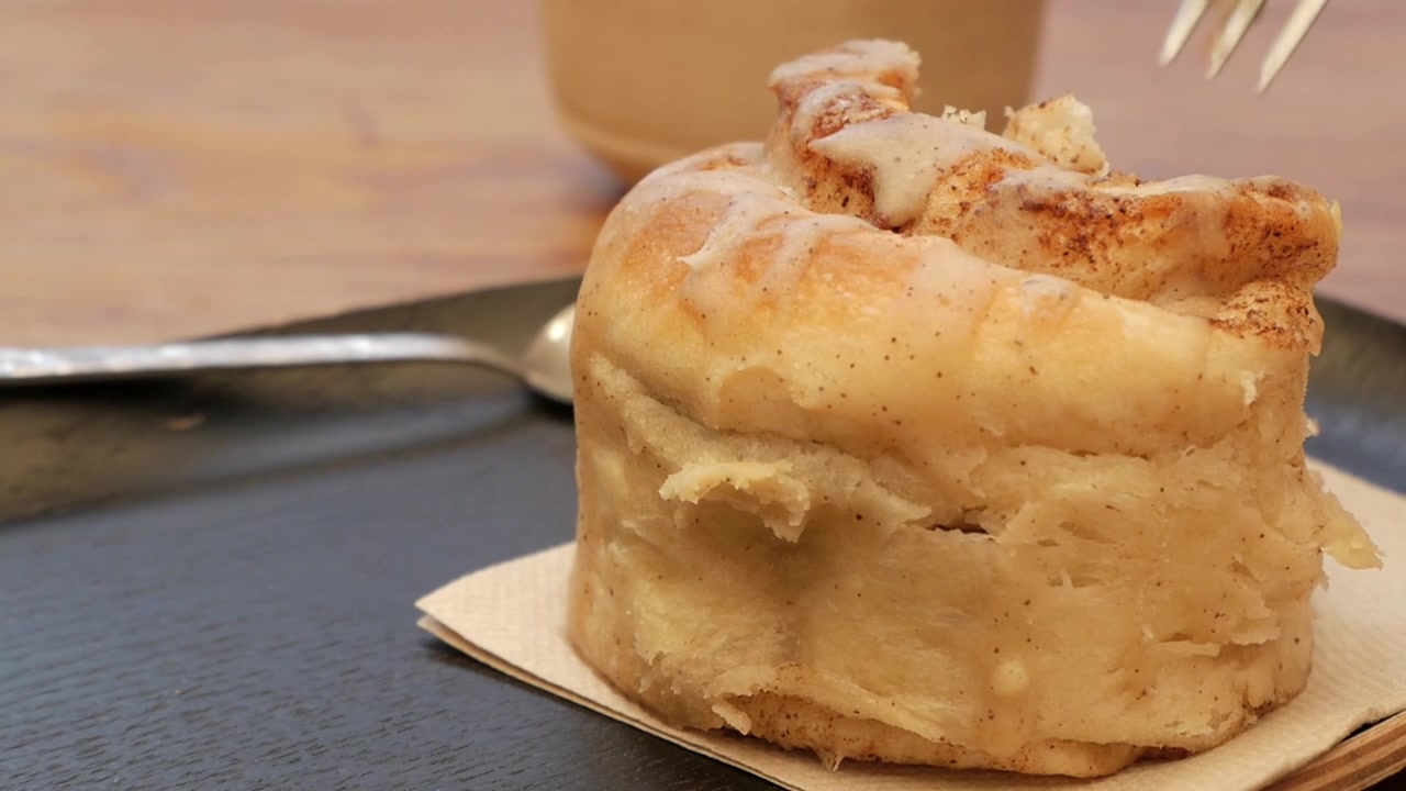 Mangiare un pezzo di rotolo alla cannella