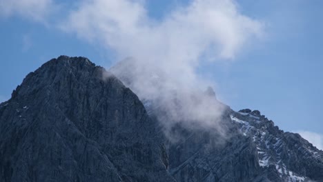 Vista-De-Cerca-De-La-Nube-Rodando-A-Través-De-Dos-Picos-De-Alta-Montaña