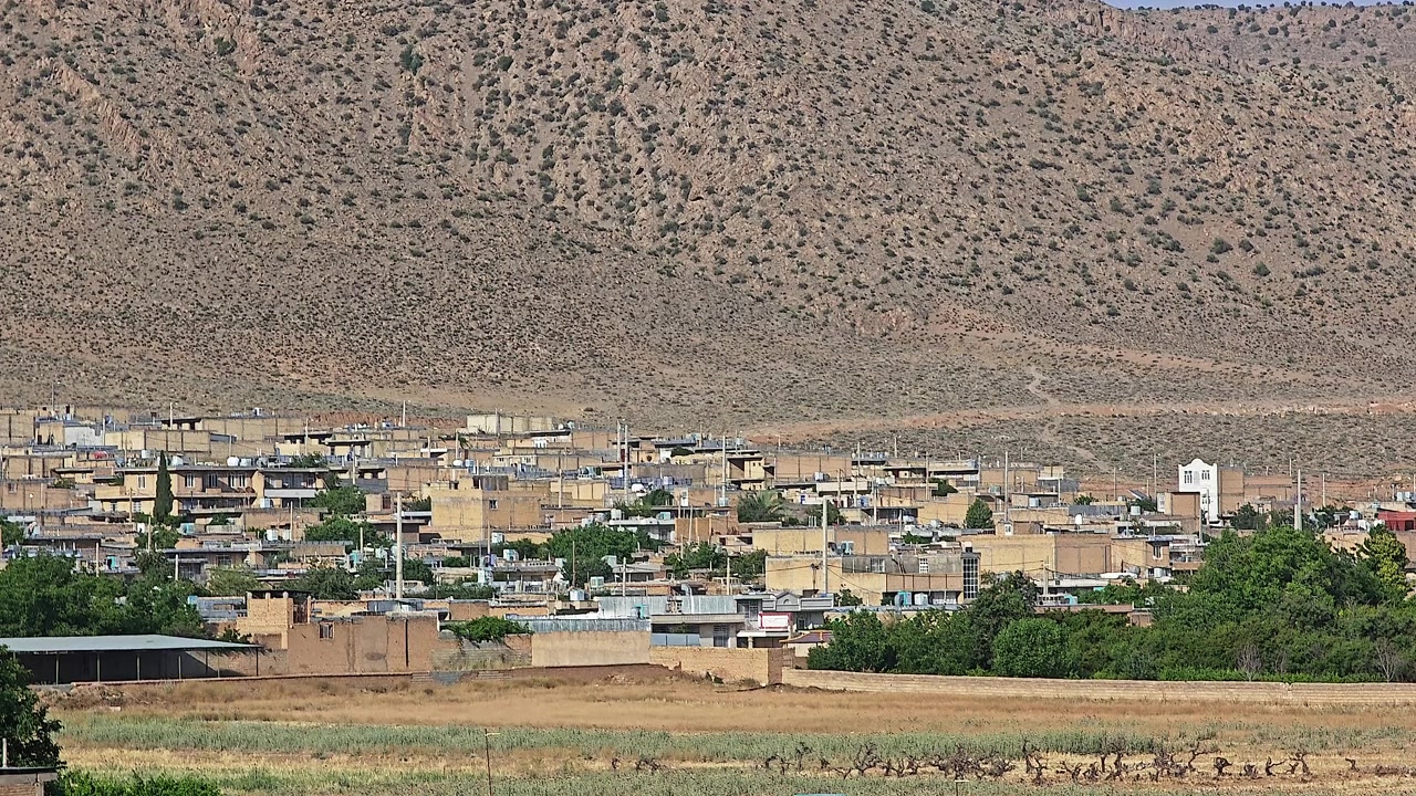 Piccolo villaggio annidato alla base di una grande montagna