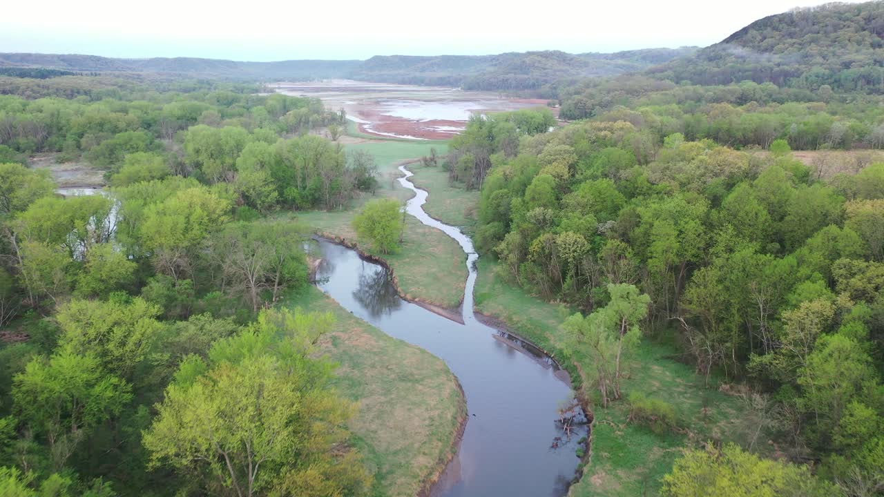 vista aérea del paisaje panorámico de ríos y pantanos