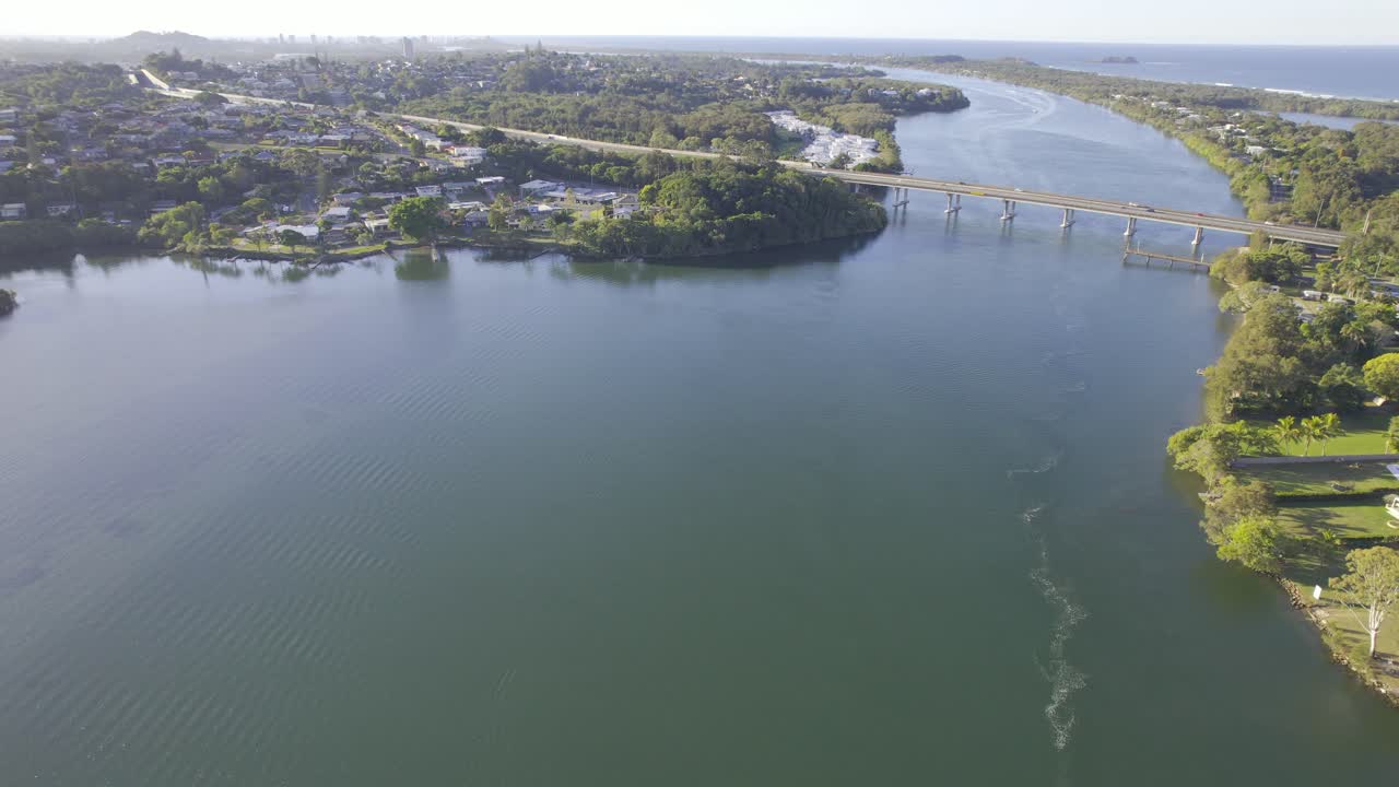오스트레일리아 뉴사우스웨일즈 의 트위드 강 을 가로지르는 태평양 고속도로 m1 도로 - 공중 촬영