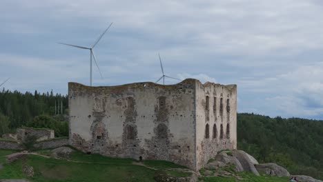 Windpark-Mit-Historischen-Ruinen-Von-Brahehus-In-Der-Nähe-Von-Vättern,-Schweden