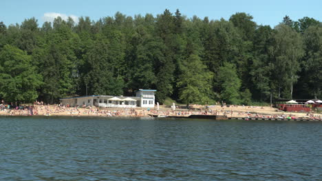Beach of lake Pühajärve. Hot sunny day. Panorama to right.