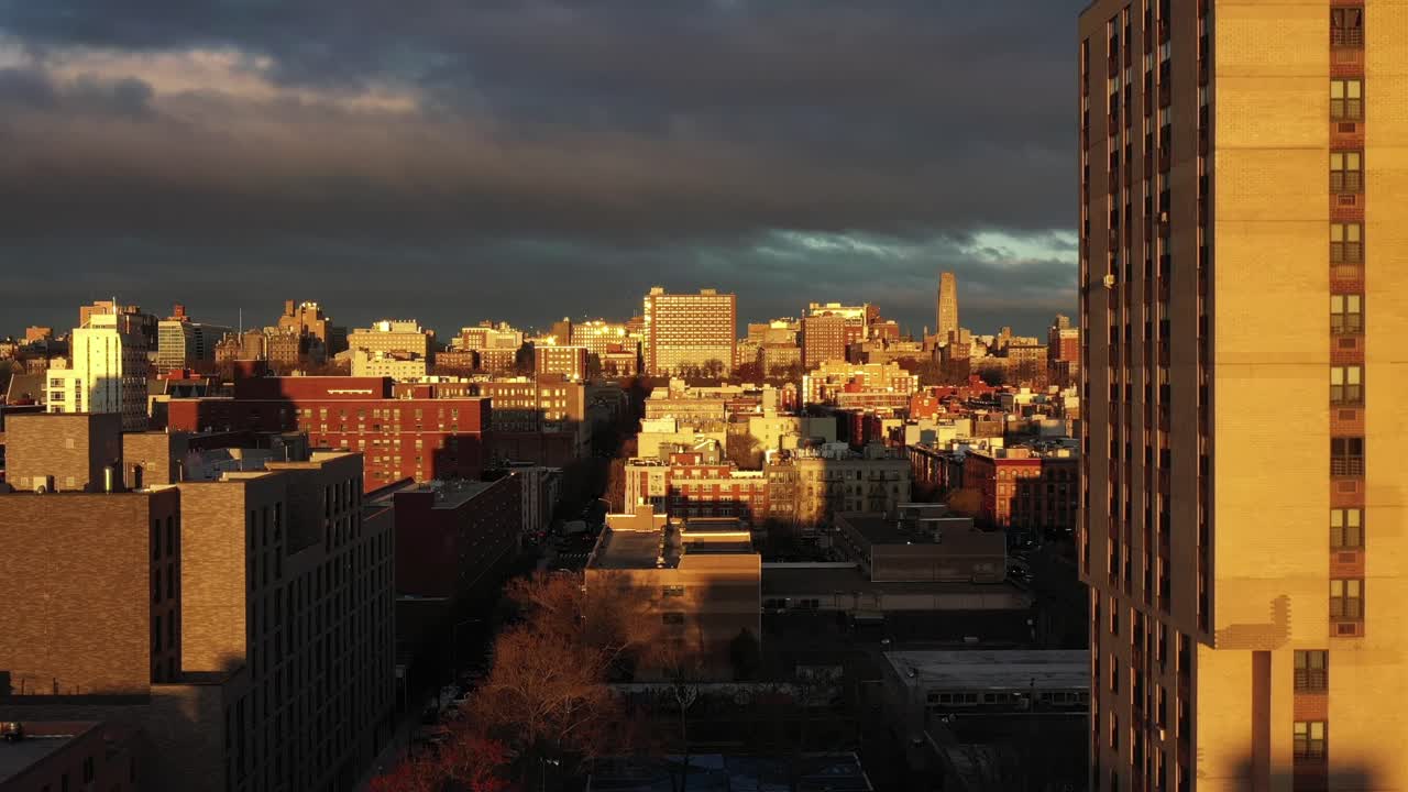el dron de la hora dorada se eleva sobre harlem mirando hacia los barrios de morningside heights en manhattan, ciudad de nueva york