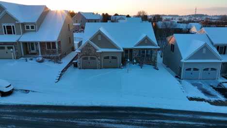 casas y coches cubiertos de nieve en una tormenta de nieve fresca de invierno