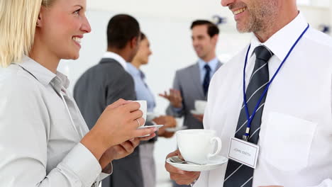 Gente-De-Negocios-Charlando-Durante-La-Pausa-Para-El-Café