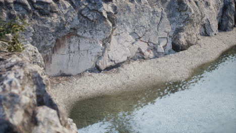 orilla rocosa del río y playa de guijarros