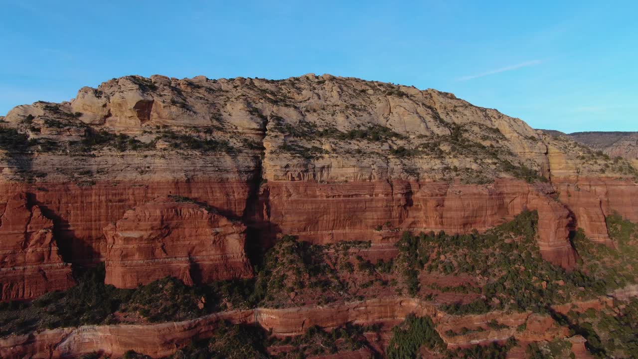 tiro de drone de formación rocosa cerca de sedona
