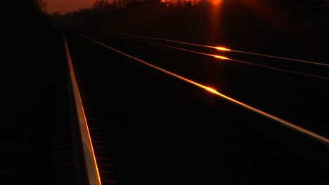 Las-Vías-Del-Tren-Brillan-En-La-Luz-Del-Sol-De-La-Hora-Dorada