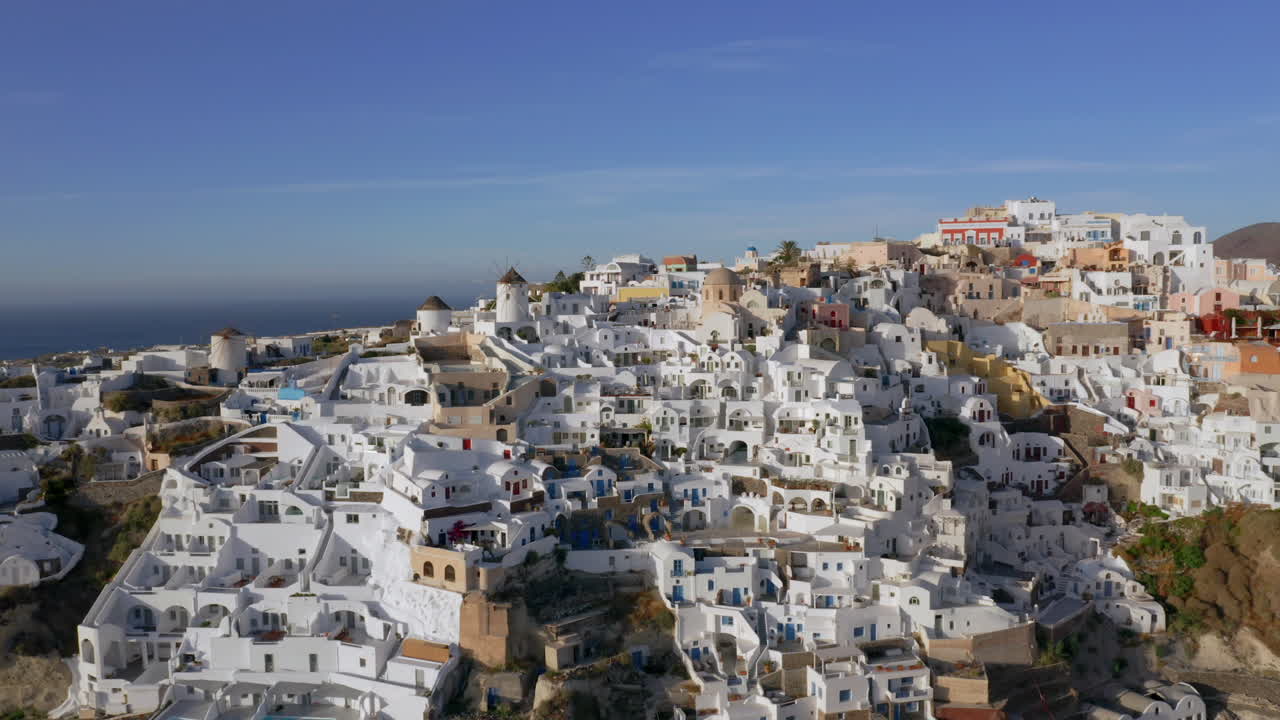 toma panorámica de drones de oia en santorini, grecia durante la puesta de sol, 4k prores