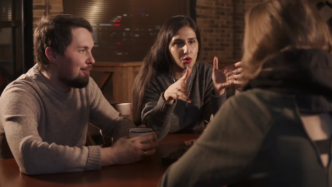 사람들이 식당에서 대화를 나누고 있습니다.