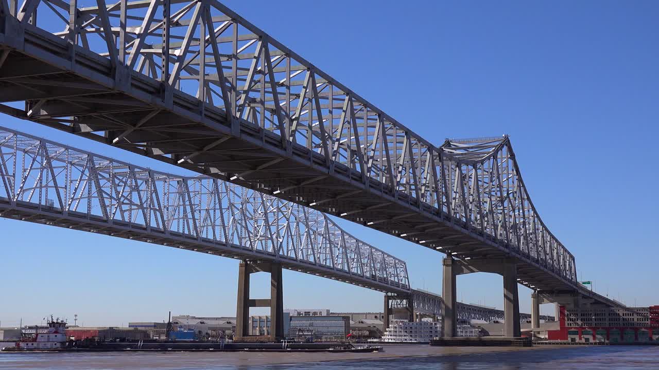 화물선 및 기타 보트는 뉴올리언스 루이지애나를 배경으로 초승달 도시 다리 아래를 여행합니다.