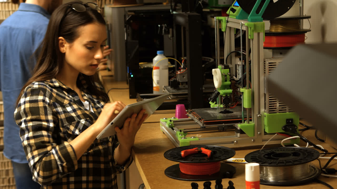 diseñadora gráfica con una tableta digital