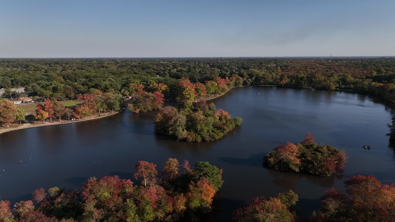 una vista aérea del parque estatal de belmont en long island, ny en un día soleado con hermoso follaje de otoño