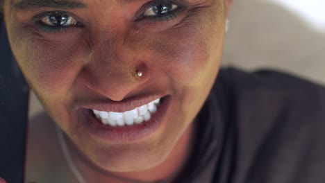 mujeres indias de primer plano de la cara manchada con colores brillantes de holi