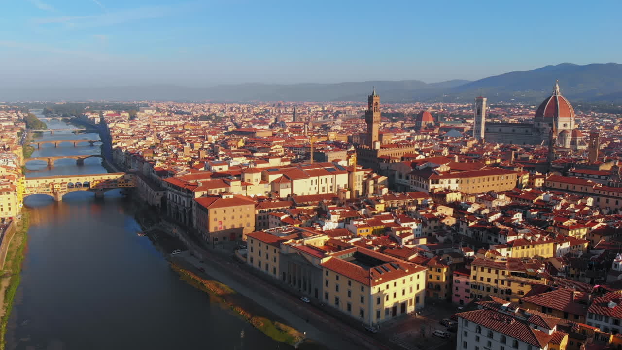 Veduta aerea del fiume Arno e della città al mattino, Firenze, Italia