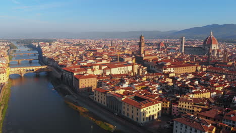 Vista-Aérea-Del-Río-Arno-Y-La-Ciudad-Por-La-Mañana,-Florencia,-Italia