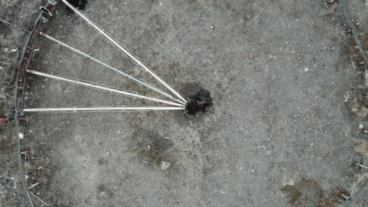 vista aérea de un parque de atracciones abandonado con atracciones dañadas