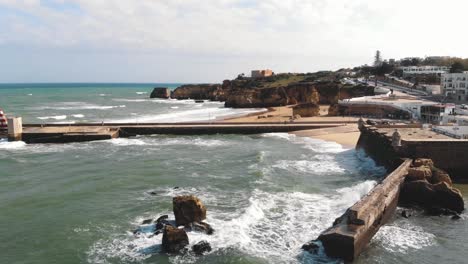 Fuerte-De-Ponta-Da-Bandeira-En-La-Ciudad-De-Lagos,-En-Algarve,-Portugal---Toma-Aérea-De-ángulo-Bajo