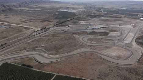 pista de carreras de almería desde un ángulo alto, vista completa del desierto polvoriento que rodea