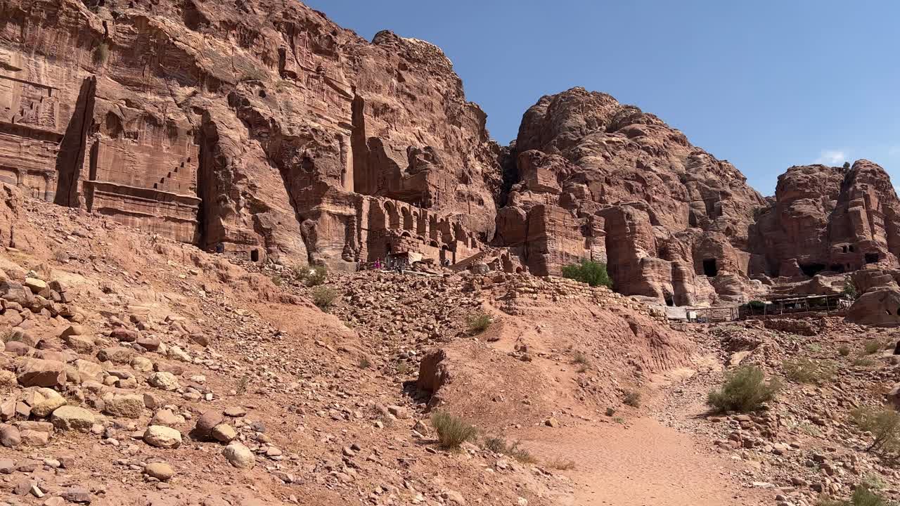 el valle de petra en wadi musa, jordania con el tesoro en medio de un paisaje rocoso y montañoso, un sitio del patrimonio de la unesco, el antiguo reino nabateo 4k establecer disparo