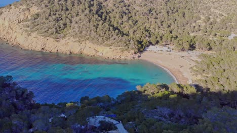 Imágenes-De-Drones-De-Una-Pequeña-Playa-En-Una-Pequeña-Bahía-En-Ibiza