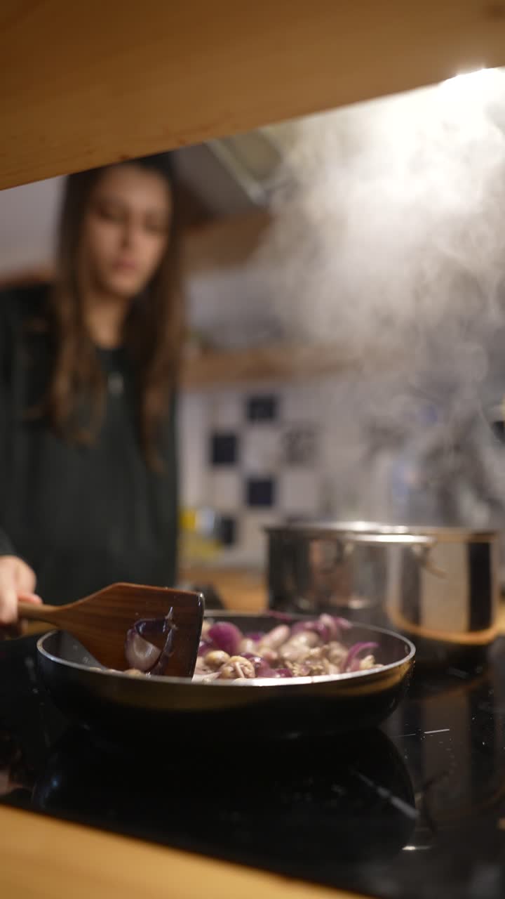 mujer cocinando en la cocina