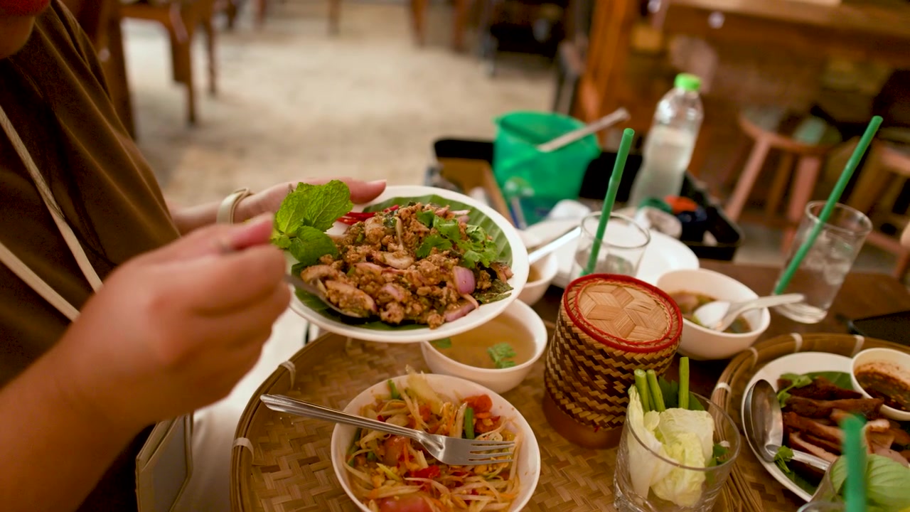 Orang Makan Salad Larb Thailand Tradisional di Restoran