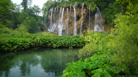 Cascada-En-Los-Lagos-De-Plitvice,-Croacia.