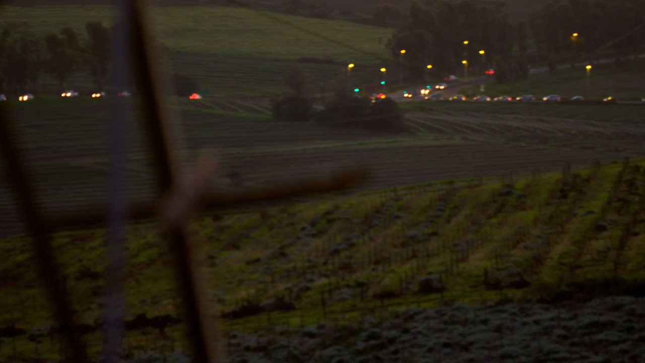 거리에 있는 자동차 위의 아이콘으로 연결된 네트워크의 애니메이션