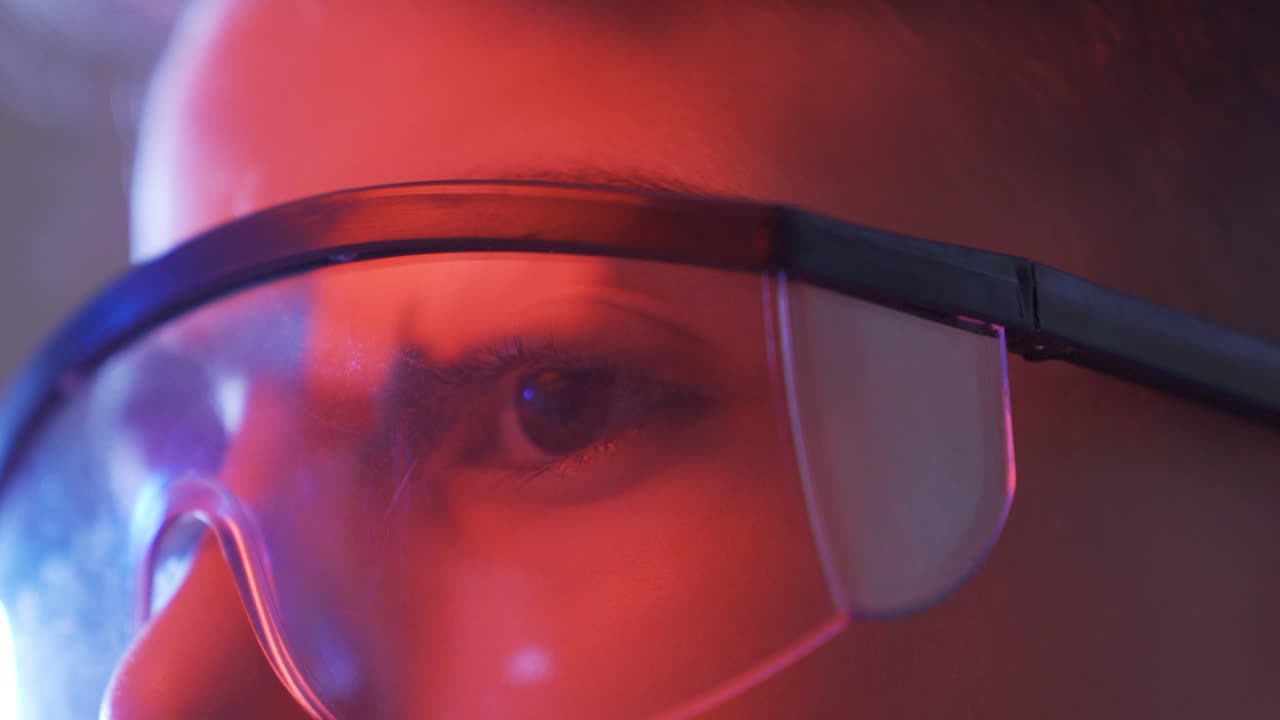 un primer plano del chico con gafas de protección tecnológica.