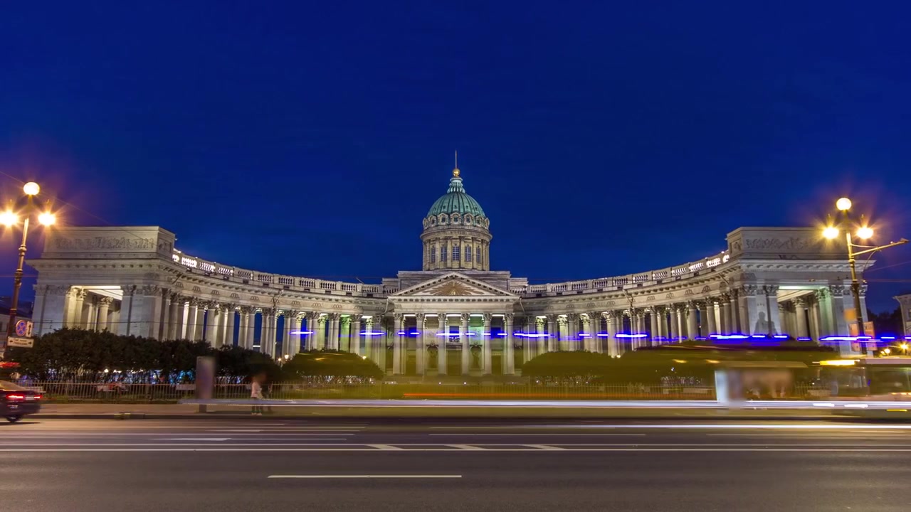 Catedral de Kazan (Kazanskiy Kafedralniy Sobor) em São Petersburgo durante as Noites Brancas no verão, timelapse. Tráfego na Avenida Nevsky