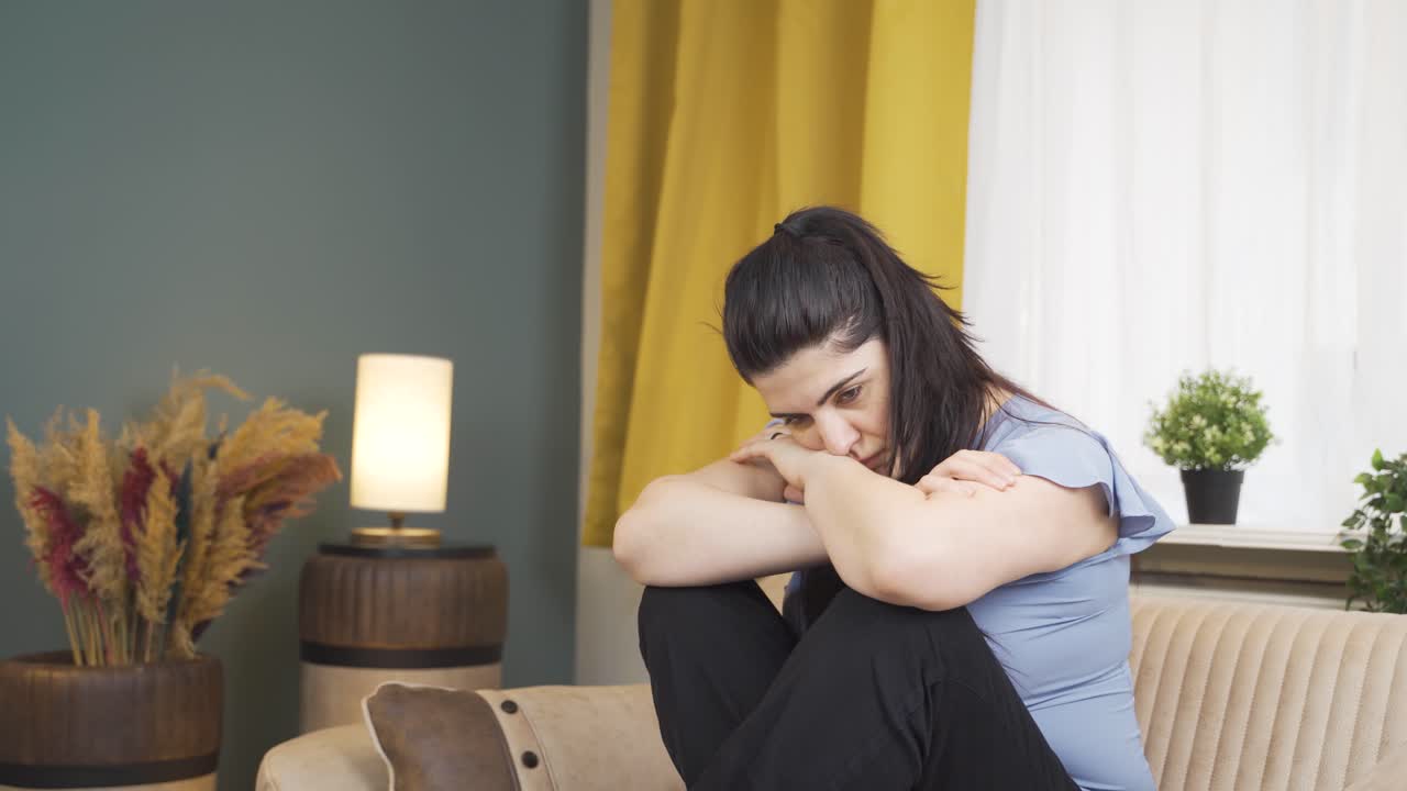 Mulher solitária e triste