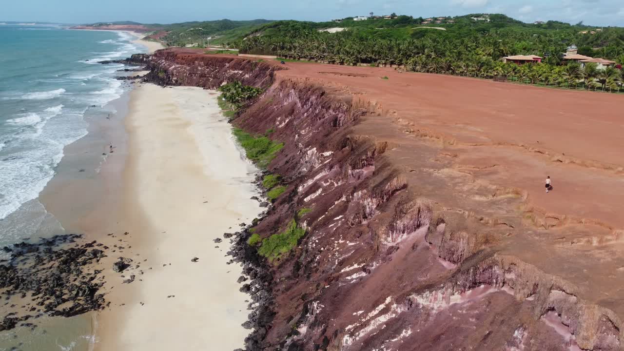 panorámica de los acantilados junto a la playa brasileña