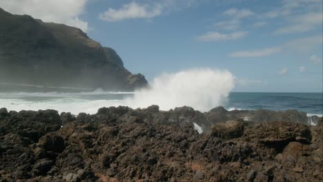 fotografía en cámara lenta de las olas que golpean las rocas en una playa de tenerife, islas canarias