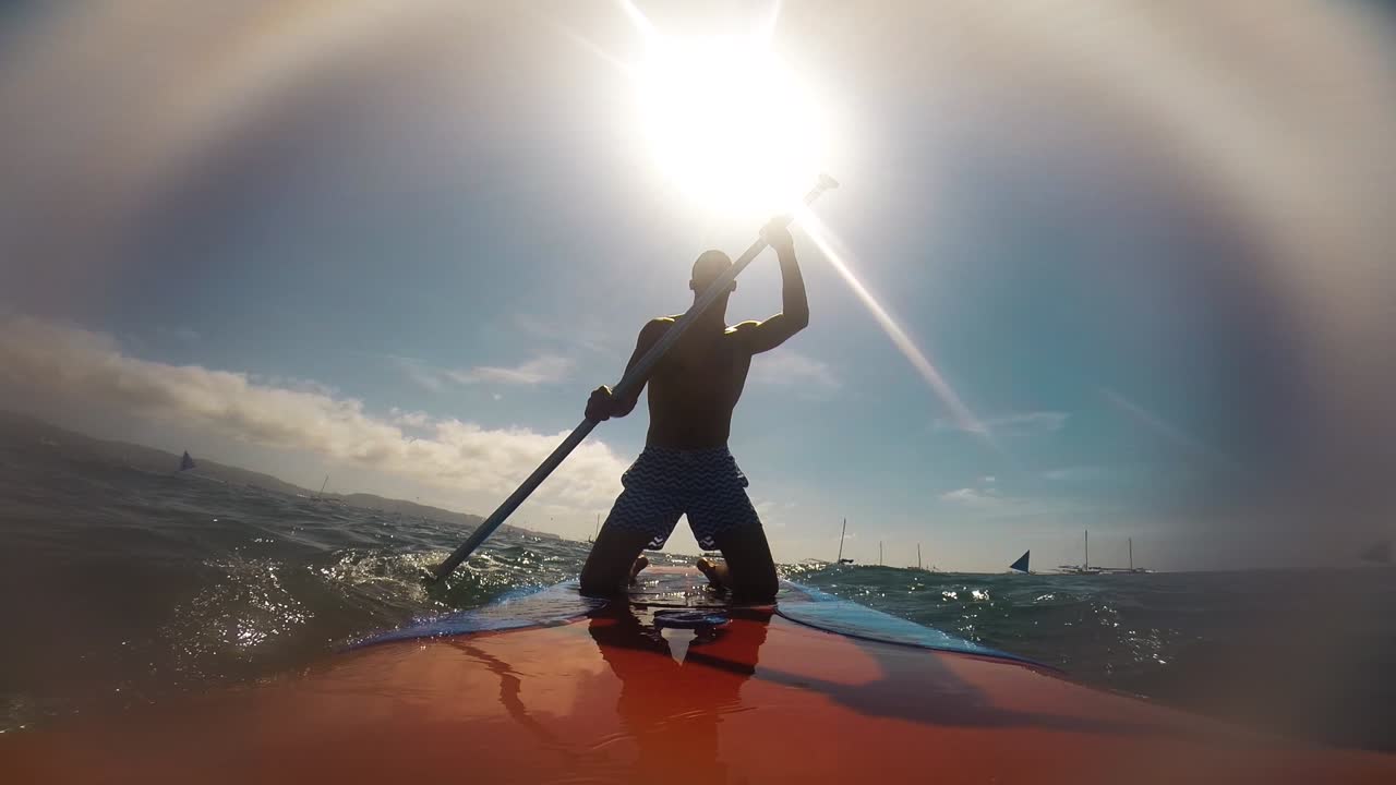 Seduto a pagaiare su una SUP. GoPro Filippine