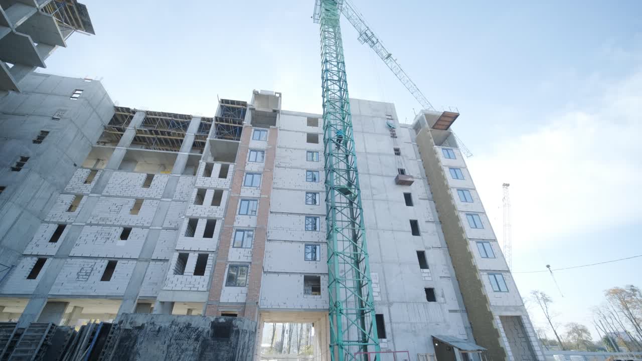 grúa de construcción en el fondo del cielo. sitio de construcción.