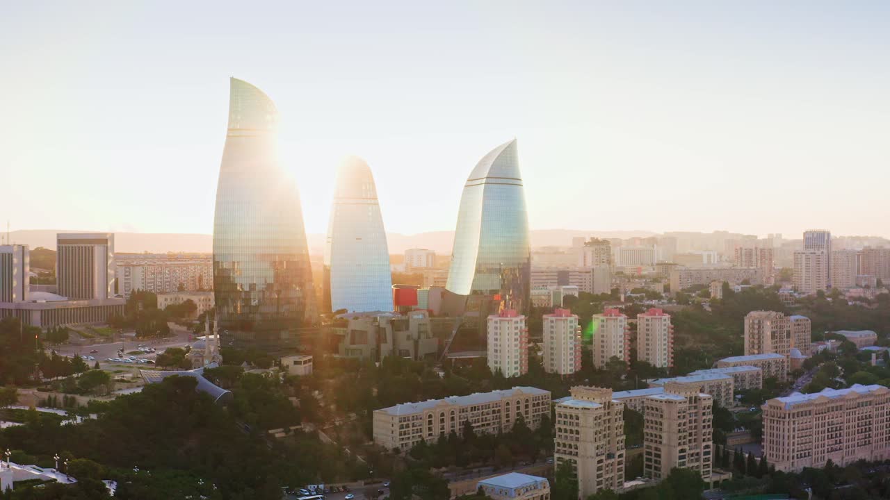 vista aérea de las torres de llamas al atardecer, baku, azerbaiyán