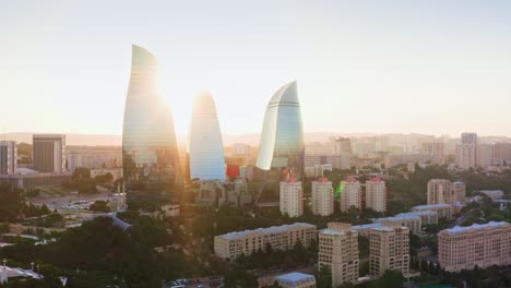 vista aérea de las torres de llamas al atardecer, baku, azerbaiyán