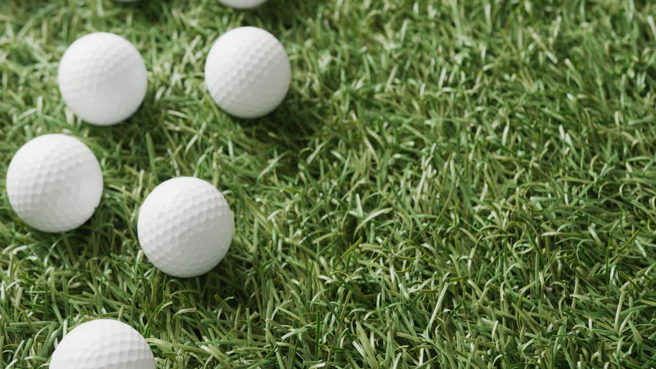 잔디에 있는 골프 공의 클로즈업, 복사 공간, 슬로우 모션