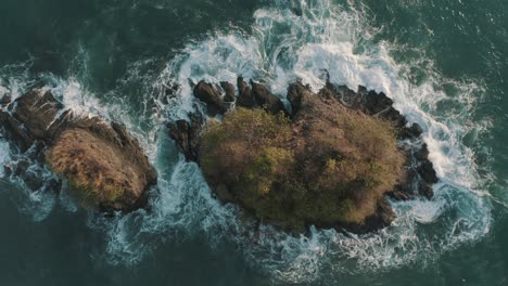 Vista-Superior-Aérea-De-Drones-De-Olas-Rompiendo-En-Las-Rocas-En-El-Océano-En-Costa-Rica