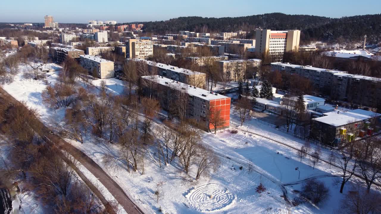 Ripresa AEREA del quartiere innevato di Antakalnis a Vilnius, Lituania