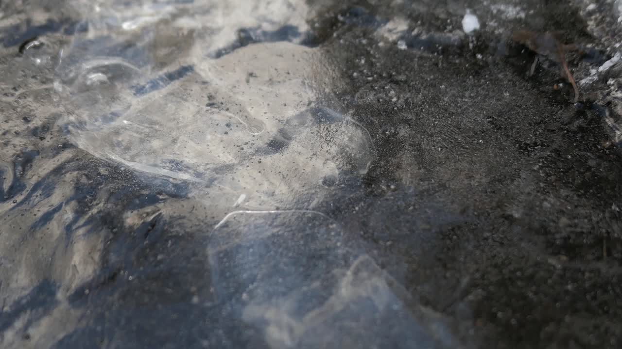 вода, текущая под льдом, замороженный зимний поток, пузырьки воздуха под льдом