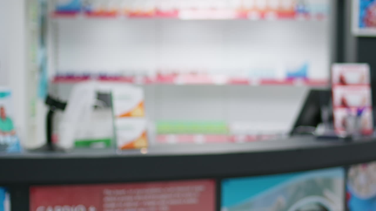 farmacia vacía llena de medicamentos y suplementos dietéticos