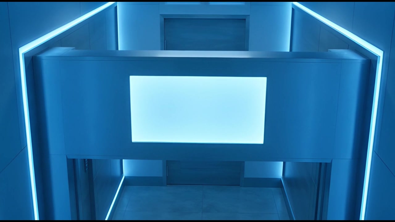 青く光るLED照明を備えた現代的で未来的な廊下