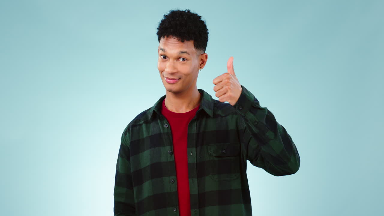 남자, 엄지손가락을 위아래로 하는 결정