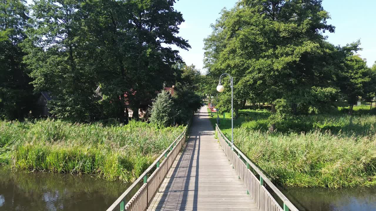 드론은 아무도 없는 보행자 도로를 따라 비행합니다.