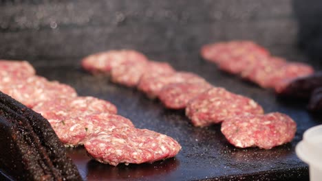 albóndigas crudas cocinadas en una parrilla