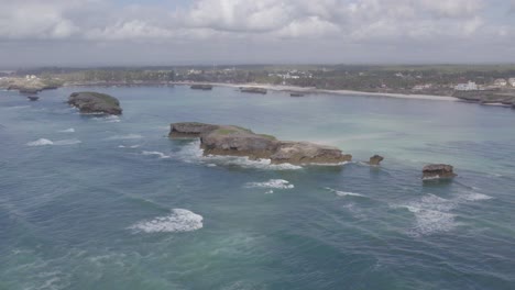 drone disparado sobre una pequeña isla costera de kenia watamu