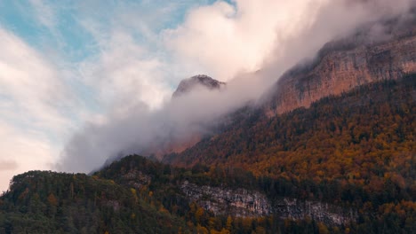 Cerrar-Timelapse-Valle-Del-Parque-Nacional-De-Ordesa-En-Una-Mañana-De-Invierno-Nublada-Y-Brumosa-Timelapse-De-Nubes-Rodando-Sobre-Picos-Montañosos-En-La-Temporada-De-Otoño